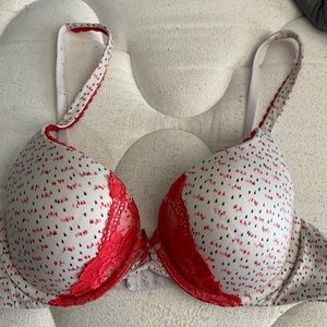 Victoria secret bra. Body perfect fit line. Lace detail.